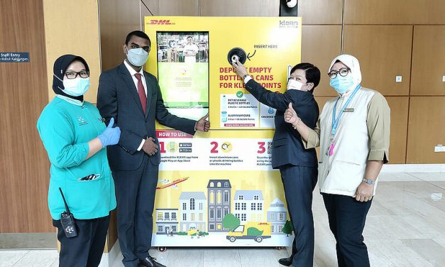The Centre’s Director of Facilities, Yugatheeswaran Arjunan (second from left), Executive Housekeeper, Norul Ain binti Puteh (second from right) and team give their thumbs up for the smart reverse vending machine; photo: klccconventioncentre