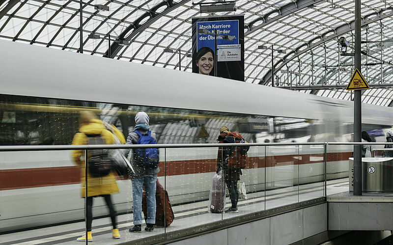 Bahnreisende im Berliner Hauptbahnhof: Der Zugverkehr nach Hamburg wird mehrfach eingeschränkt. Foto: Deutsche Bahn